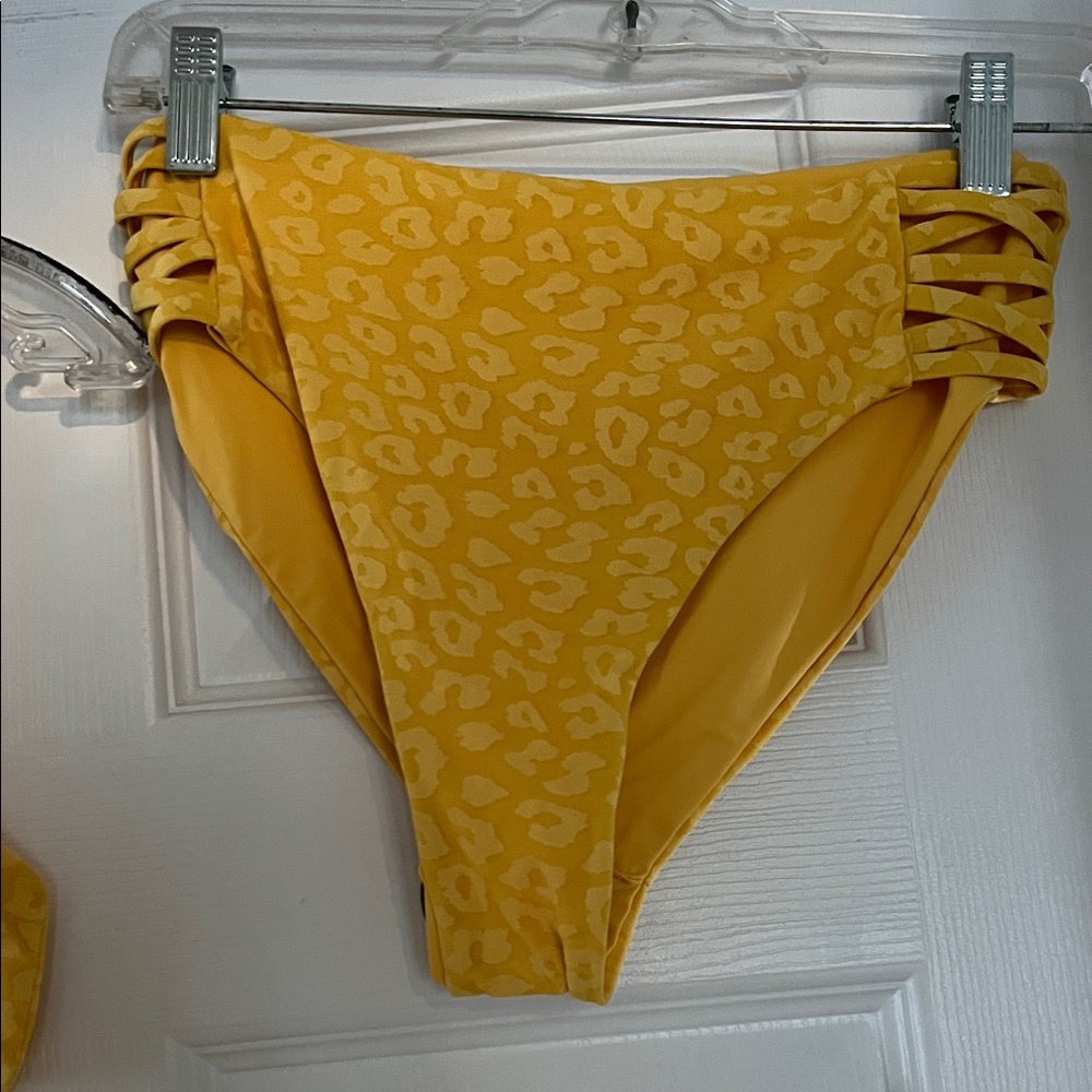 NWOT - still has liner on -Yellow Leopard Print Bikini Set - Picture 4 of 7